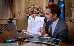 Taliansky novinár si uťahuje z Igora Matoviča: Keď nevieš, ako zdieľať obrazovku počas videohovoru
