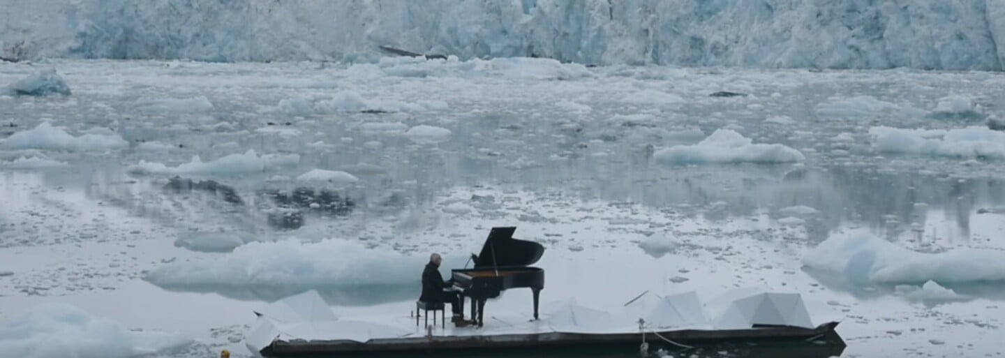 Taliansky pianista šíril hudbu v Severnom ľadovom oceáne vystúpením uprostred ľadovcov