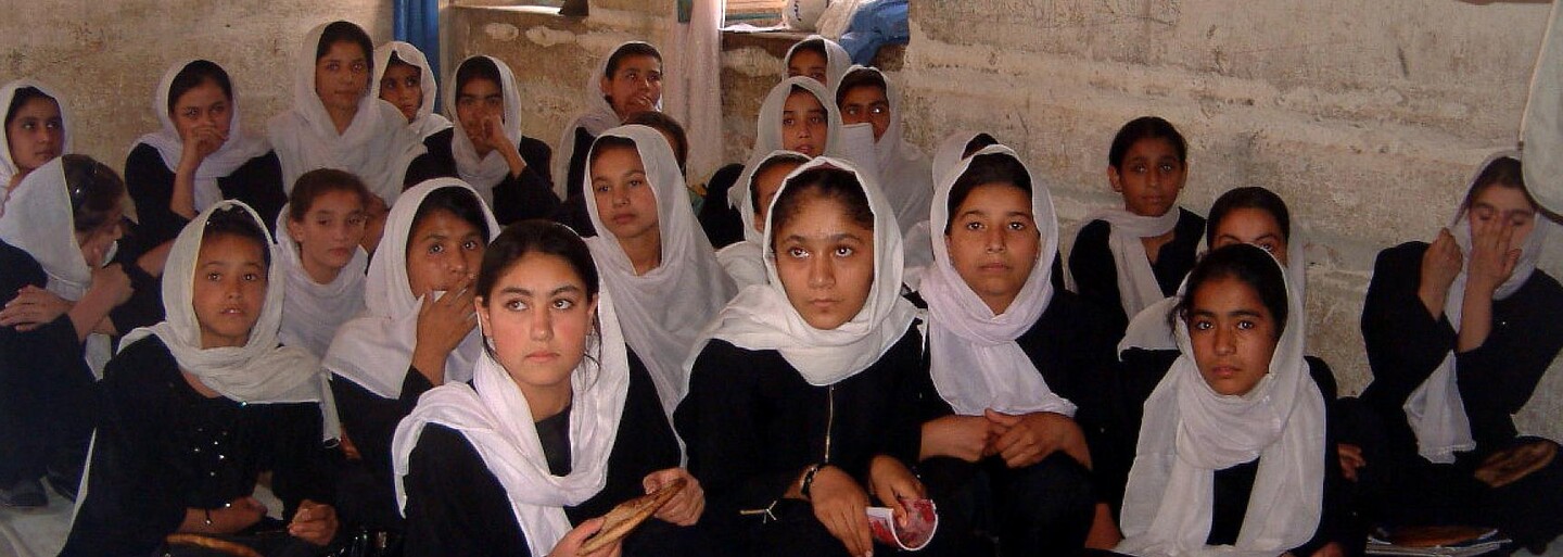 Tálibán zavírá afghánské dívčí školy několik hodin po jejich znovuotevření