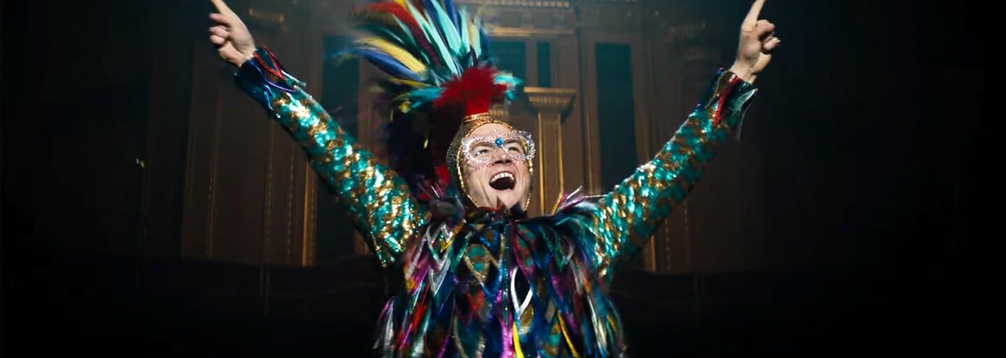 Taron Egerton sa mení na medzinárodnú superstar v traileri hudobnej biografie o Eltonovi Johnovi