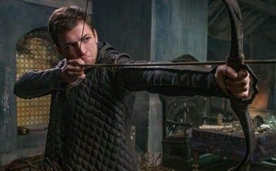 Taron Egerton sa pod vedením Jamieho Foxxa stáva obávaným Robinom Hoodom ovládajúcim luk lepšie ako John Wick svoje zbrane Taron Egerton sa pod vedením Jamieho Foxxa stáva obávaným Robinom Hoodom ovládajúcim luk lepšie ako John Wick svoje zbrane