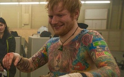Tatér Eda Sheerana o viac ako 40 kérkach, ktoré spevákovi spravil: Vyzerajú otrasne, prišiel som kvôli nemu o klientov
