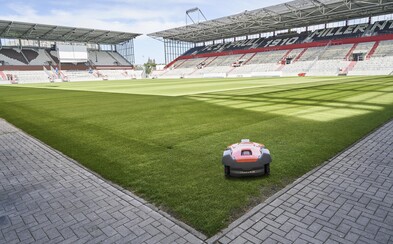 Táto kosačka ti pokosí záhradu na anglický futbalový trávnik. Nepohneš pri tom ani prstom Táto kosačka ti pokosí záhradu na anglický futbalový trávnik. Nepohneš pri tom ani prstom