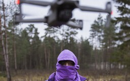 Tato technika točí klipy Yzomandiase, Nik Tenda i Hasana. Jak létající kamerky změnily úhel pohledu na české rapové videoklipy?