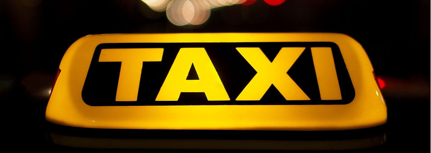 Taxikárovi dlží 18 000 €. Vydali sa spolu na cestu po Európe i do Mexika, no zákazník pred platbou záhadne zmizol