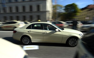 Taxikárovi dlží 18 000 €. Vydali sa spolu na cestu po Európe i do Mexika, no zákazník pred platbou záhadne zmizol Taxikárovi dlží 18 000 €. Vydali sa spolu na cestu po Európe i do Mexika, no zákazník pred platbou záhadne zmizol