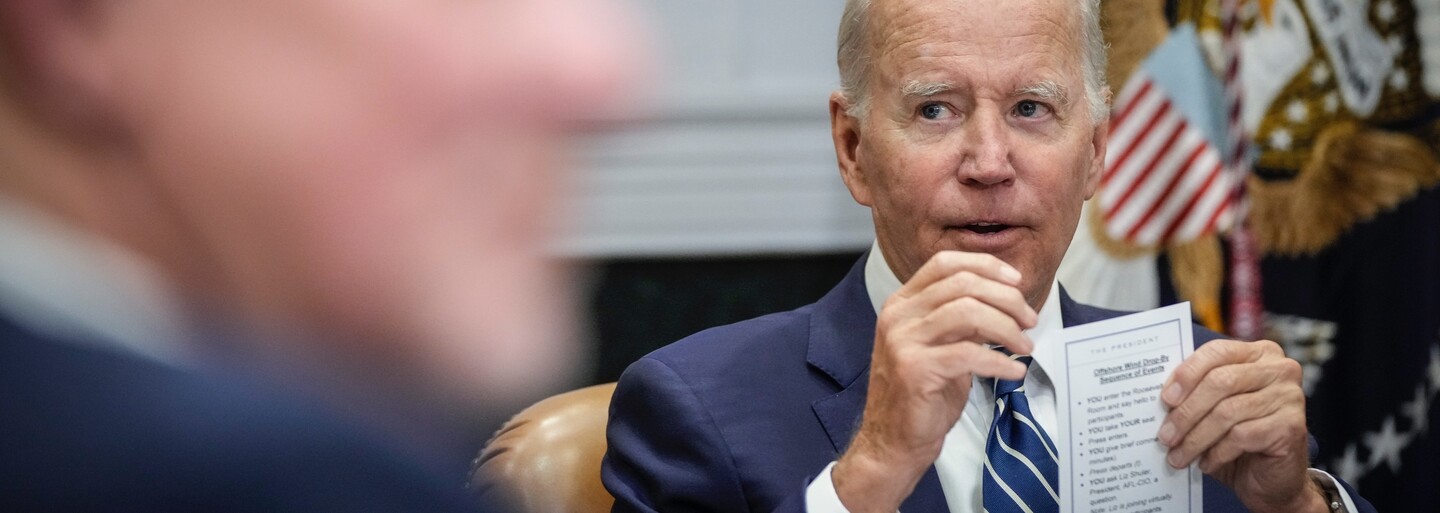 Teď si sednete, pak poděkujete. Bidenovi radil tahák, jak se má chovat na schůzi