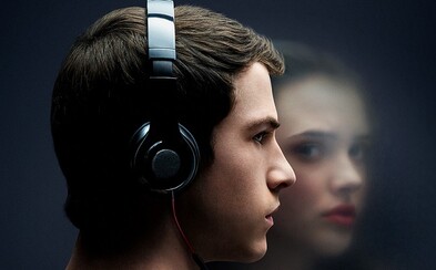 Teenagerka odhaľuje tajomstvá postmrtnými nahrávkami v novej sérii od Netflixu s názvom 13 Reasons Why Teenagerka odhaľuje tajomstvá postmrtnými nahrávkami v novej sérii od Netflixu s názvom 13 Reasons Why