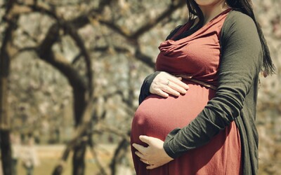 Těhotenství zvyšuje biologické stáří o několik měsíců, zjistila studie