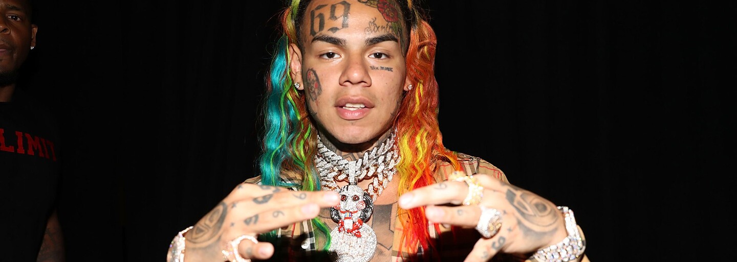 Tekashi daroval přítelkyni na narozeniny 100 tisíc dolarů v hotovosti a luxusní kabelky
