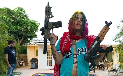 Tekashi si vraj musel priplatiť za ochranku, súd mu dovolil točiť klipy pod jednou podmienkou Tekashi si vraj musel priplatiť za ochranku, súd mu dovolil točiť klipy pod jednou podmienkou