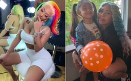 Tekashiho přítelkyně a matka jeho dcery si tvrdě nakládají na Instagramu. Jedna dostala od rapera na Vánoce drahý dar, druhá nic