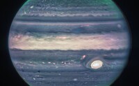 Teleskop Jamese Webba pořídil dosud nevídané snímky Jupiteru