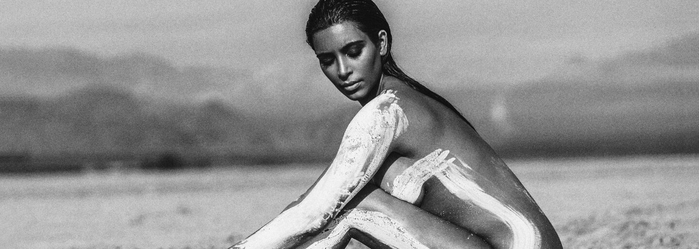 Tělnatá Kim Kardashian zdokumentovala svoji nahou procházkou po pláži. Její korpulentní křivky kryla jen bílá barva