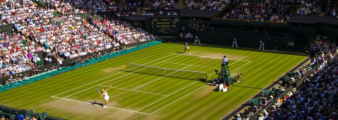 Tenista se na Wimbledonu perfektně vysmál Neymarovi. Začal se kutálet po kurtu, když ho zasáhl míček