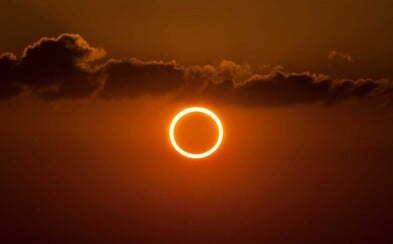 Tento víkend bude bohatý na jedinečné astronomické úkazy. Nejvýznamnějším je prstencové zatmění Slunce Tento víkend bude bohatý na jedinečné astronomické úkazy. Nejvýznamnějším je prstencové zatmění Slunce
