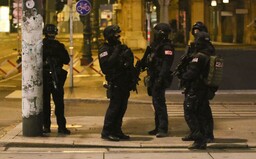 Teroristé zabili ve Vídni minimálně 3 lidi, jednoho z útočníků policisté zastřelili