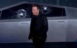 Tesla Cybertruck má mít nerozbitná skla. Rozbila se už během živé prezentace