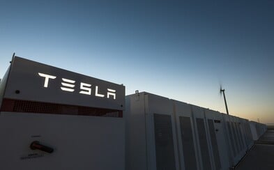 Tesla dokončila výstavbu největší baterie na světě. Energetický systém poskytne šťávu tisícům domácností Tesla dokončila výstavbu největší baterie na světě. Energetický systém poskytne šťávu tisícům domácností
