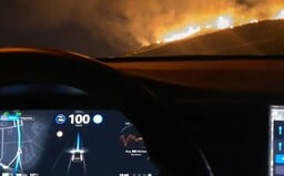 Tesla má mimoriadne výkonný režim obrany proti biologickým zbraniam. Sleduj, ako zvládne prejazd lesným požiarom