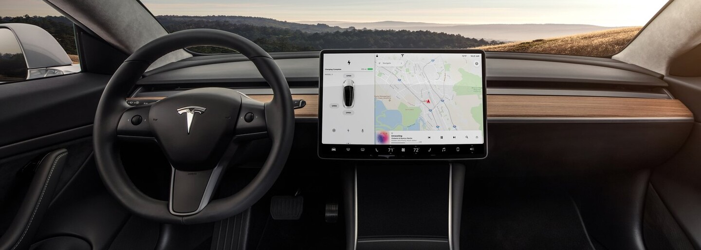 Tesla Model 3 oficiálne prichádza do Európy. Na avizovanú cenovku 30-tisíc € zabudni