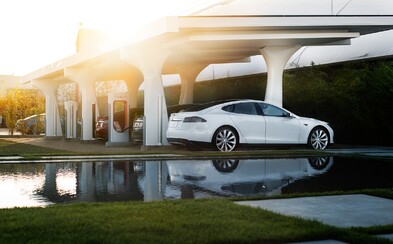 Tesla neplánuje zpoplatnit jen nabíjení, na Superchargerech budete platit i za bezohledné parkování Tesla neplánuje zpoplatnit jen nabíjení, na Superchargerech budete platit i za bezohledné parkování