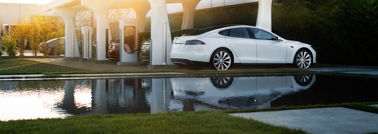 Tesla neplánuje len speňaženie nabíjania, na Superchargeroch budete platiť aj za bezohľadné parkovanie