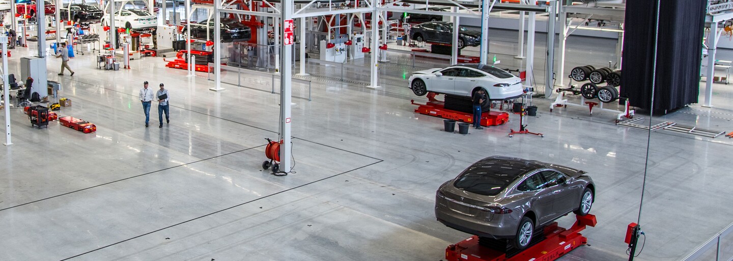 Tesla otvorila nový závod v Holandsku, zároveň dostala list od nespokojných zákazníkov za zavádzanie