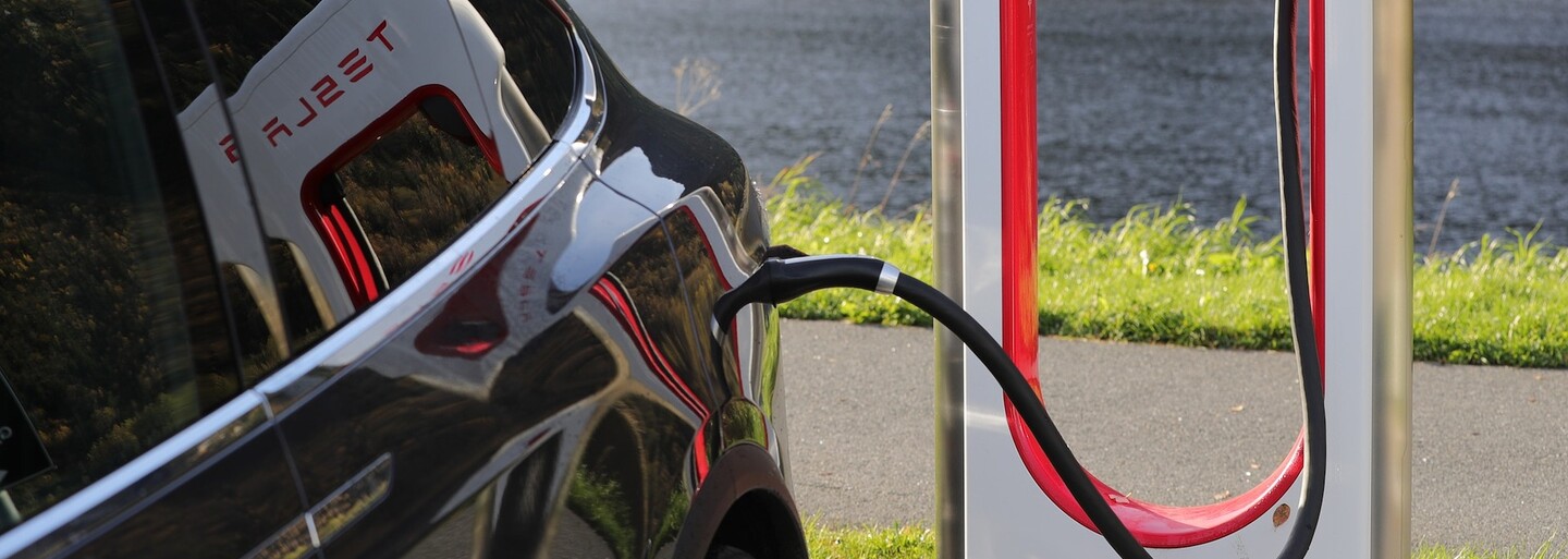 Tesla pracuje na rychlé nabíječce pro auta bez řidičů. Hi-tech patent odhalil i externí chlazení