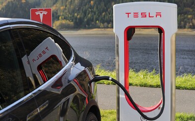 Tesla pracuje na rýchlej nabíjačke pre autá bez živých šoférov. Hi-tech patent odhalil aj externé chladenie Tesla pracuje na rýchlej nabíjačke pre autá bez živých šoférov. Hi-tech patent odhalil aj externé chladenie
