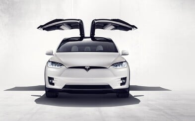 Tesla predstavila svoj najdokonalejší výtvor. Model X má 7 miest, 762 koní a stovku zvládne za 3,2 sekundy Tesla predstavila svoj najdokonalejší výtvor. Model X má 7 miest, 762 koní a stovku zvládne za 3,2 sekundy
