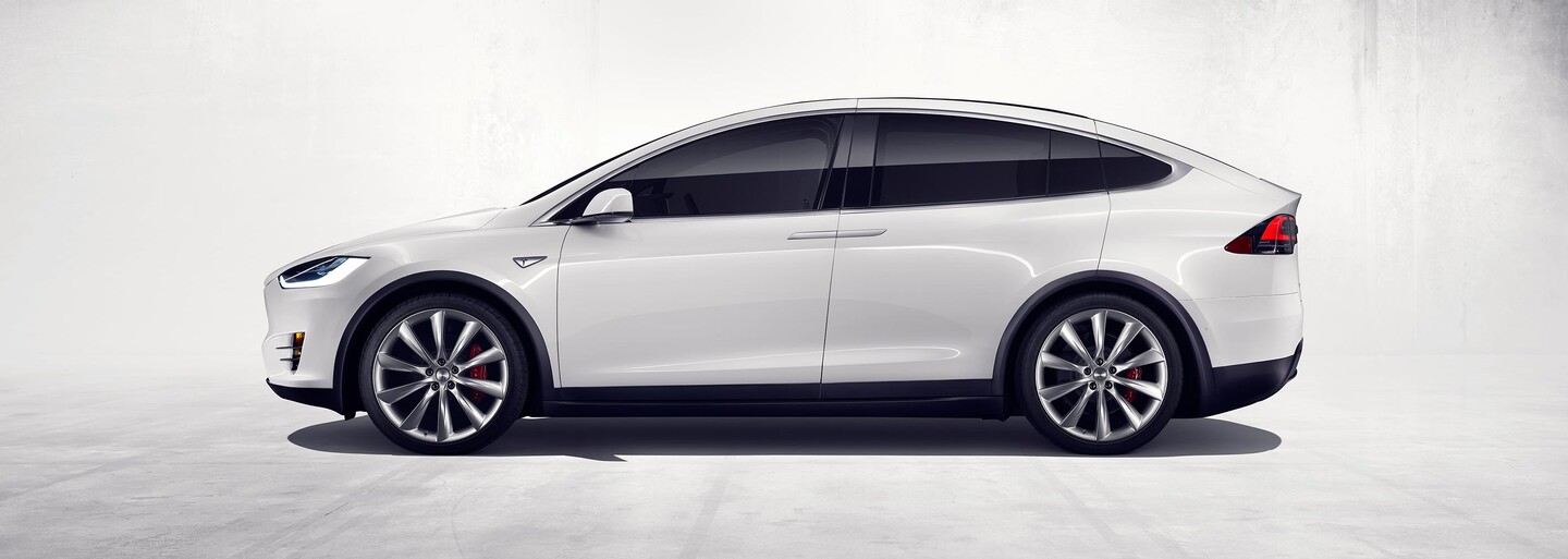 Tesla predstavila svoj najdokonalejší výtvor. Model X má 7 miest, 762 koní a stovku zvládne za 3,2 sekundy