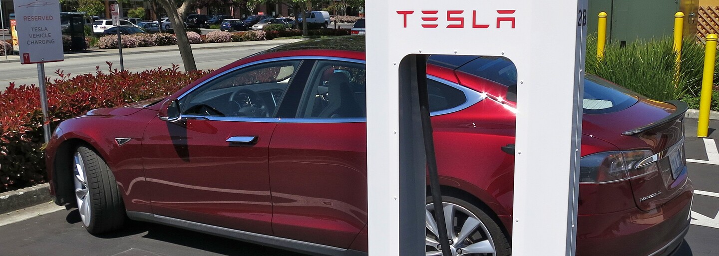 Tesla pripojí svoje nabíjačky k solárnym panelom. Elektromobily tak budú jazdiť vďaka zelenej energii