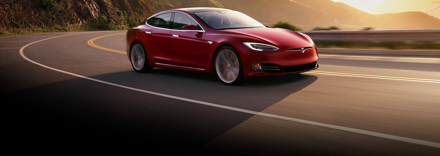 Tesla reaguje na uplynulé nehody svojich vozidiel a prináša dôležitú aktualizáciu funkcie Autopilot