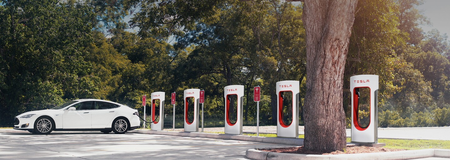 Tesla ruší bezplatné nabíjení v síti Superchargerů. Překvapuje to vůbec někoho?