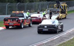 Tesla se při pokusech na Nürburgringu porouchala. Video ukazuje, jak kolem ní profrčí perfektně funkční Taycan
