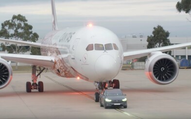 Tesla se zapsala do Guinnessovy knihy rekordů. Model X táhl Boeing 300 metrů Tesla se zapsala do Guinnessovy knihy rekordů. Model X táhl Boeing 300 metrů