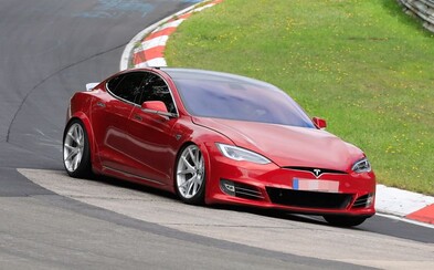 Tesla prý porazila Porsche Taycan na Nürburgringu, Musk zatím raději mlčí. Toto je důvod Tesla prý porazila Porsche Taycan na Nürburgringu, Musk zatím raději mlčí. Toto je důvod
