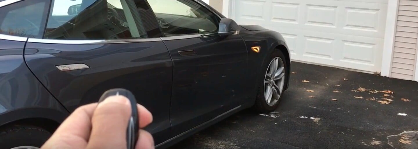 Tesla vypúšťa aktualizáciu, po ktorej si Model S sám bez vodiča otvorí bránu a zaparkuje!