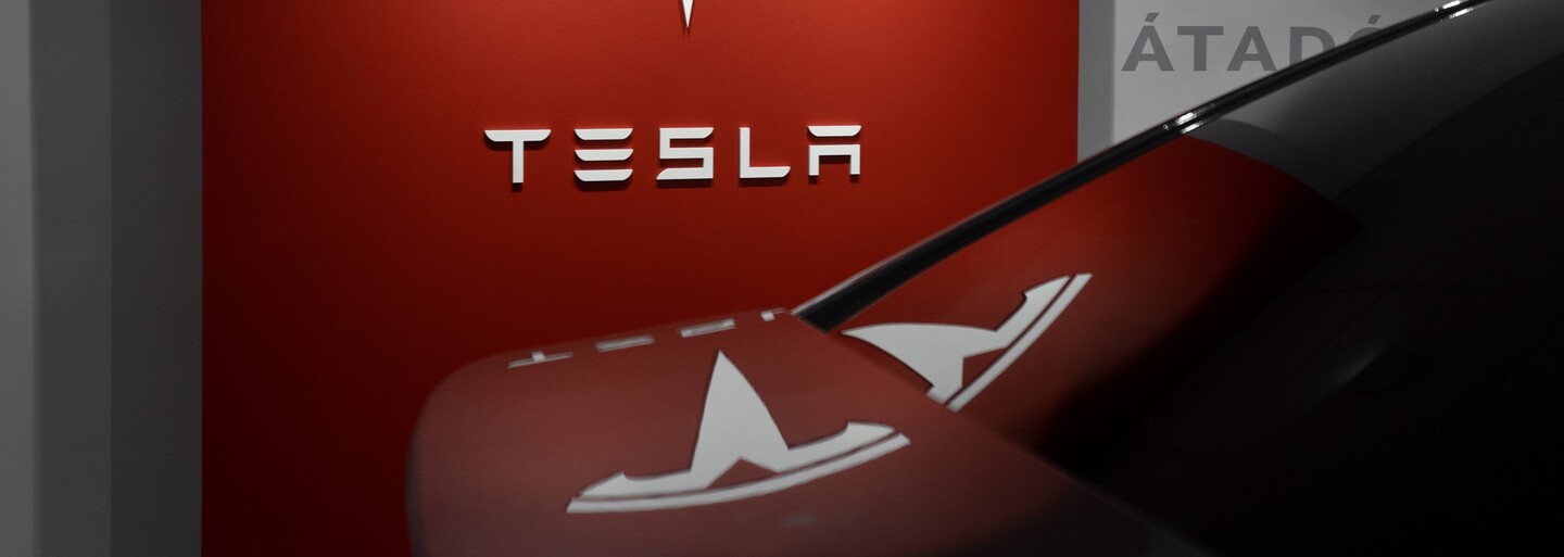 Tesla začala hořet a řidiče uvěznila uvnitř, musel proto rozbít okno. Případ už vyšetřují kanadské úřady