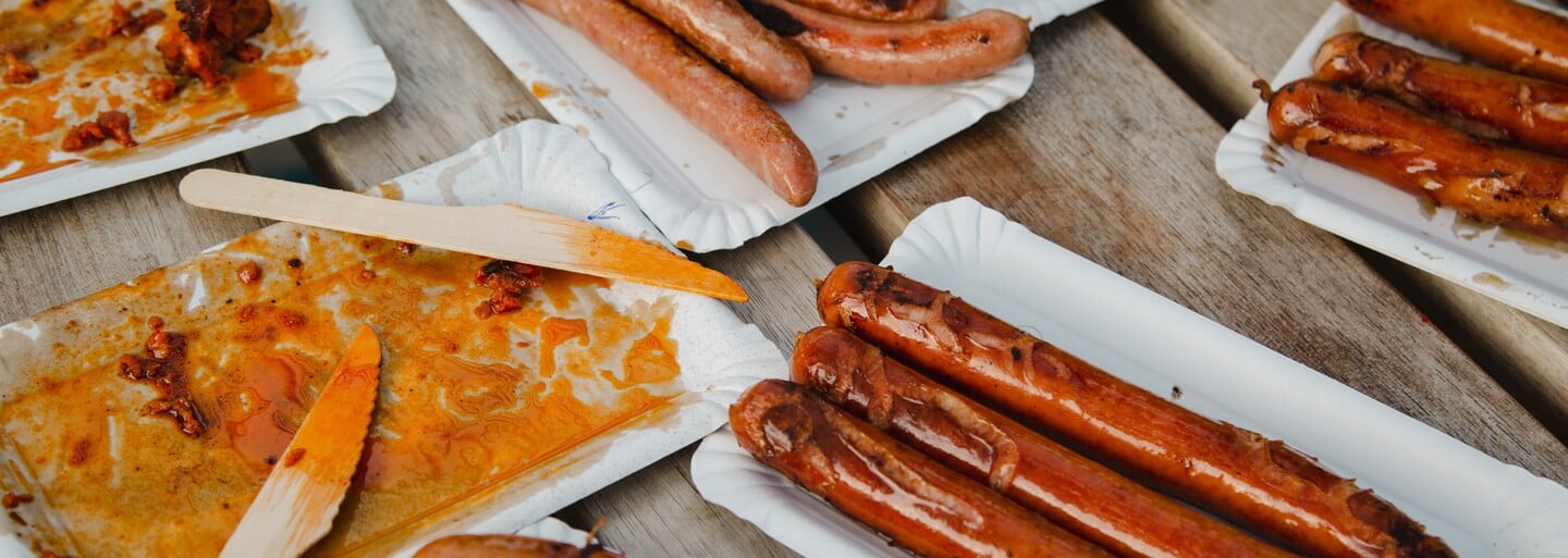 TEST klobások na gril: Ktorá bola suchá a presolená? Odráža cenový rozdiel kvalitu grilovacích produktov?