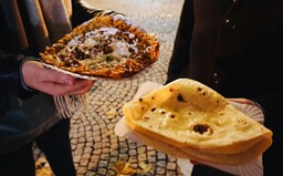 Testovali sme jedlo na Vianočných trhoch v Bratislave. Ktorý stánok odporúča foodbloger Čoje a kde majú najlepšiu cigánsku?