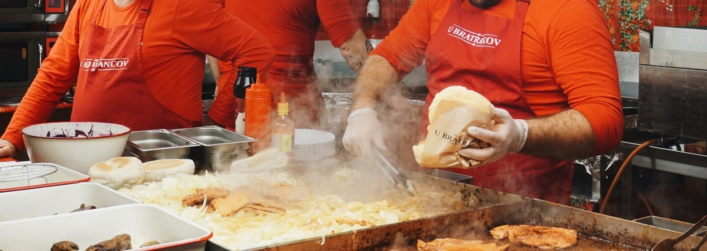 Testovali sme jedlo na Vianočných trhoch v Bratislave. Ktorý stánok odporúča foodbloger Čoje a kde majú najlepšiu cigánsku?