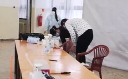 Testovanie je nulitné! Žena bez rúška vtrhla na odberné miesto a obťažovala zdravotníkov aj policajta s kamerou