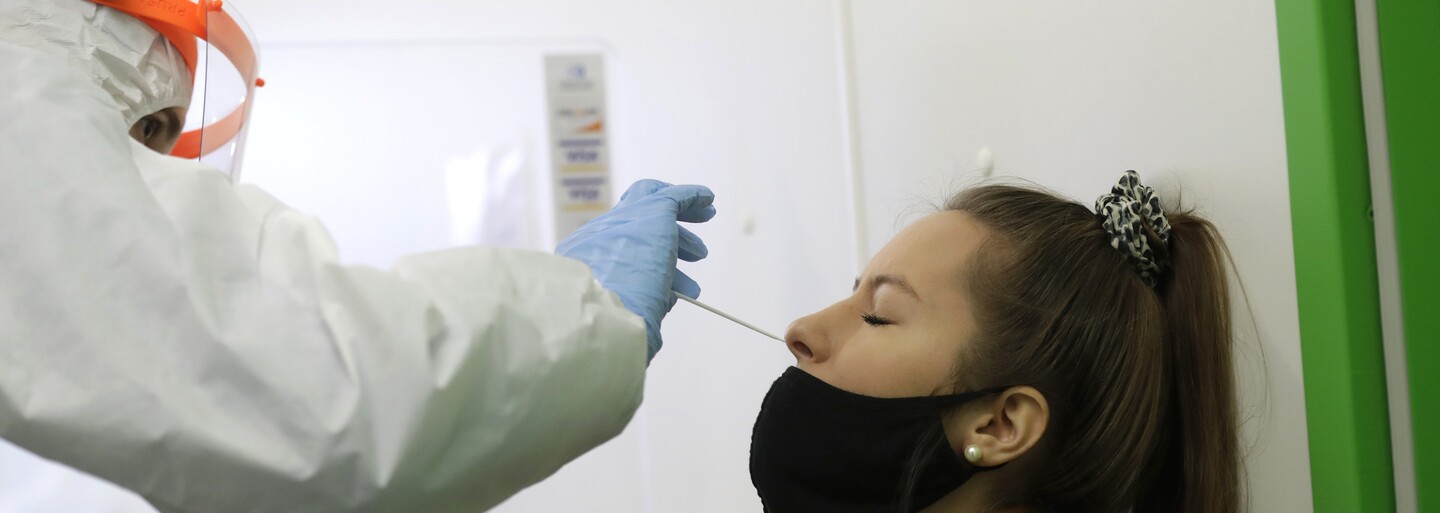 Testovat se budou muset po rizikovém kontaktu i očkovaní, rozhodla vláda
