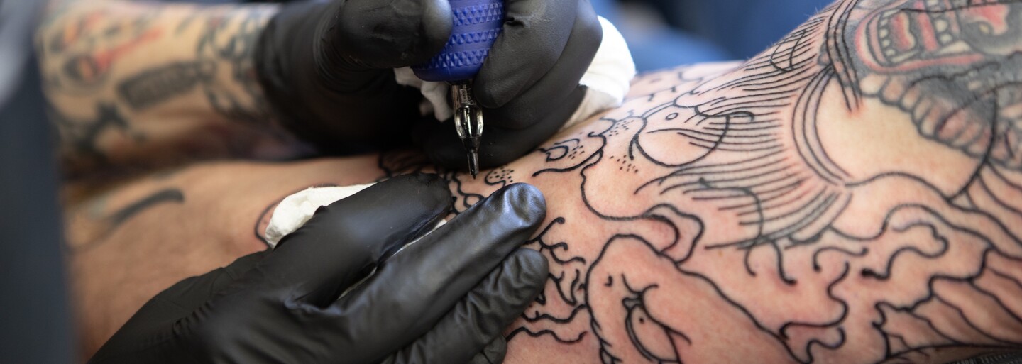 Tetování a piercingy mohou souviset s traumatem z dětství, tvrdí vědci