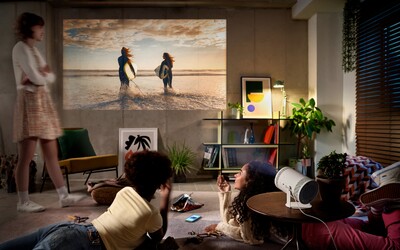 The Freestyle premení tvoju obývačku na kinosálu. Novinka od Samsungu je multifunkčná a vziať si ju môžeš kamkoľvek