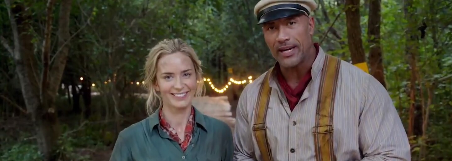 The Rock a Emily Blunt pozdravujú divákov z pľacu novej dobrodružnej akcie Jungle Cruise od Disney