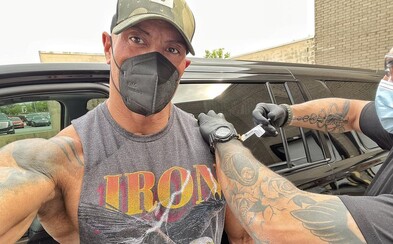 The Rock dal zaočkovať svojho dabléra, tvrdia konšpirátori. Neveria, že je na fotke pravý Dwayne Johnson The Rock dal zaočkovať svojho dabléra, tvrdia konšpirátori. Neveria, že je na fotke pravý Dwayne Johnson