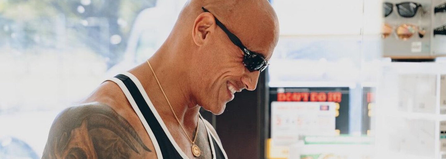 The Rock si kúpil všetky tyčinky Snickers v obchode 7-Eleven na Havaji. Dôvod ťa prekvapí